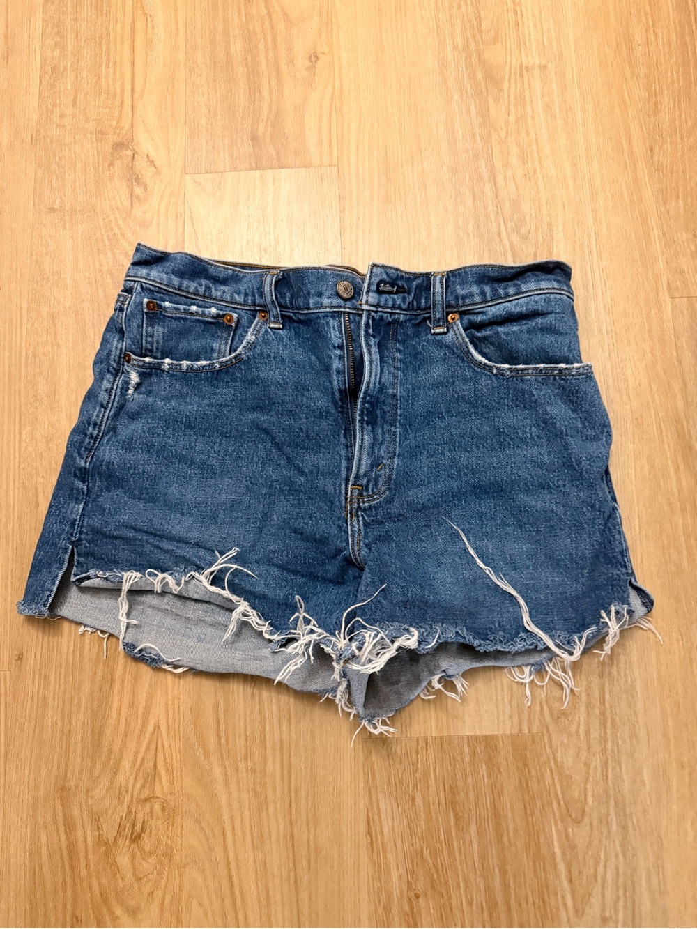 Abercrombie High-Rise 4” mom Shorts